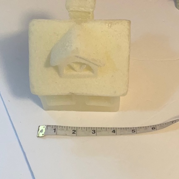 UNBRANDED SOLID CANDLE MADE INTO A HOUSE NWOT - Picture 6 of 8